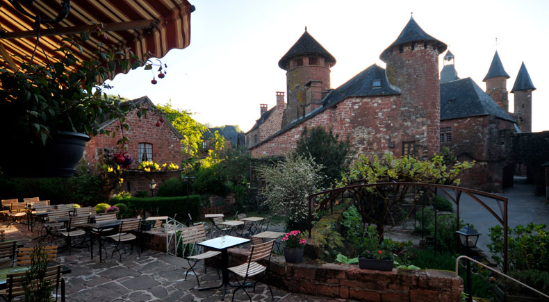 Terrasse du restaurant au coeur du Village